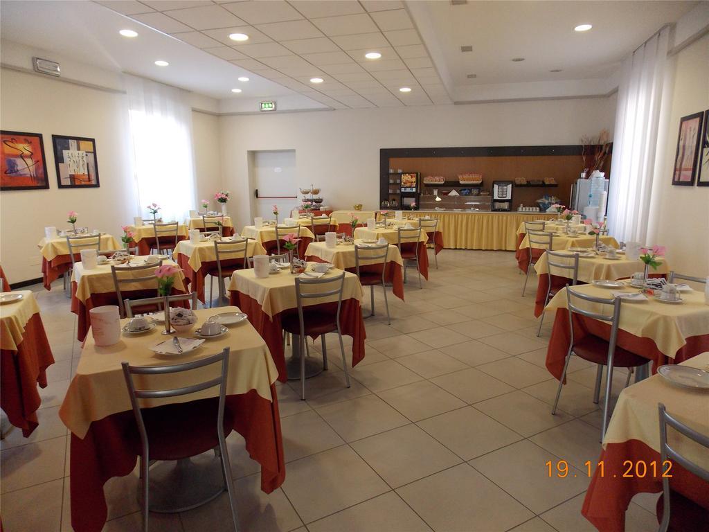Hotel David Sesto Calende Bagian luar foto