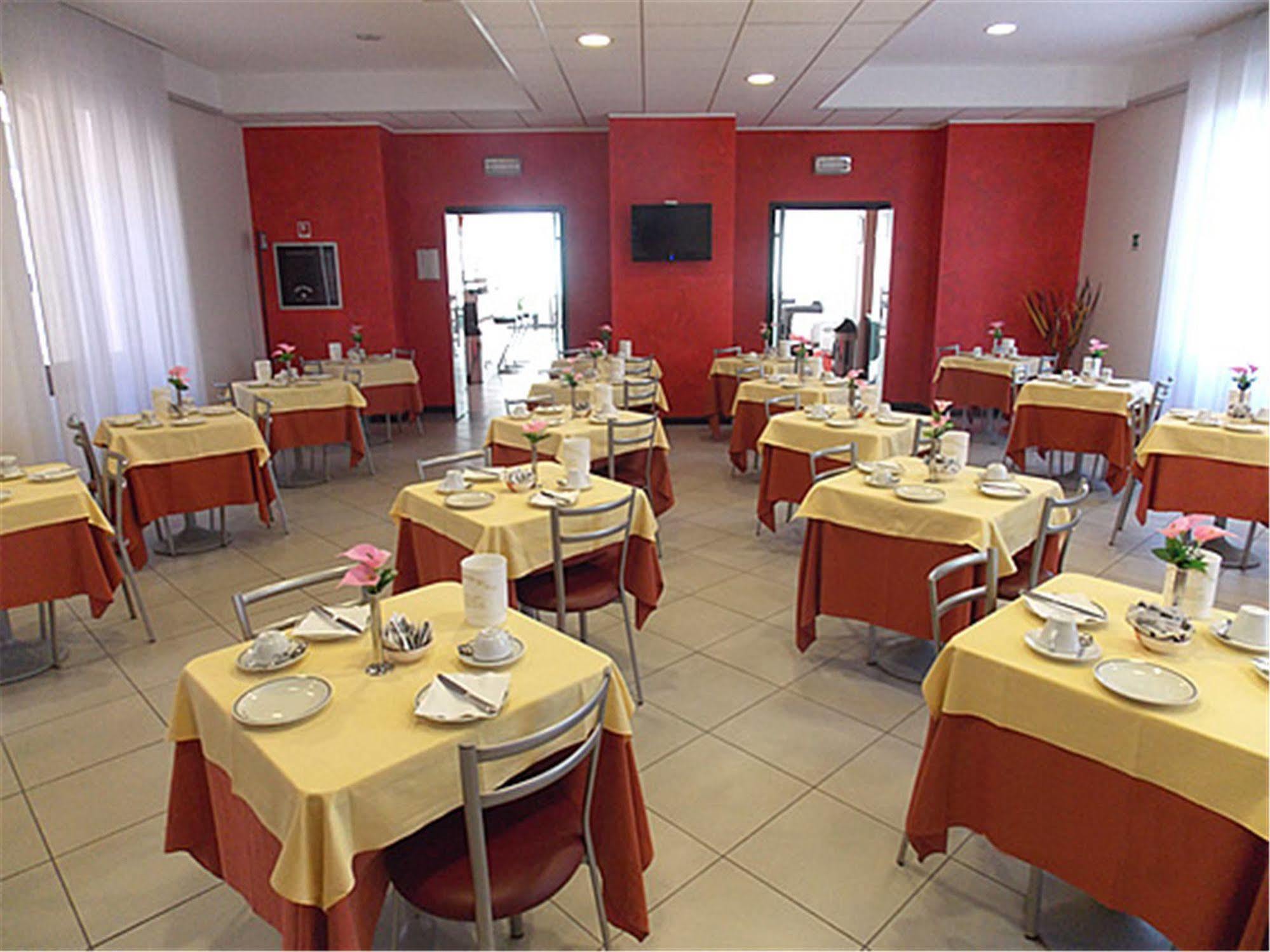 Hotel David Sesto Calende Bagian luar foto
