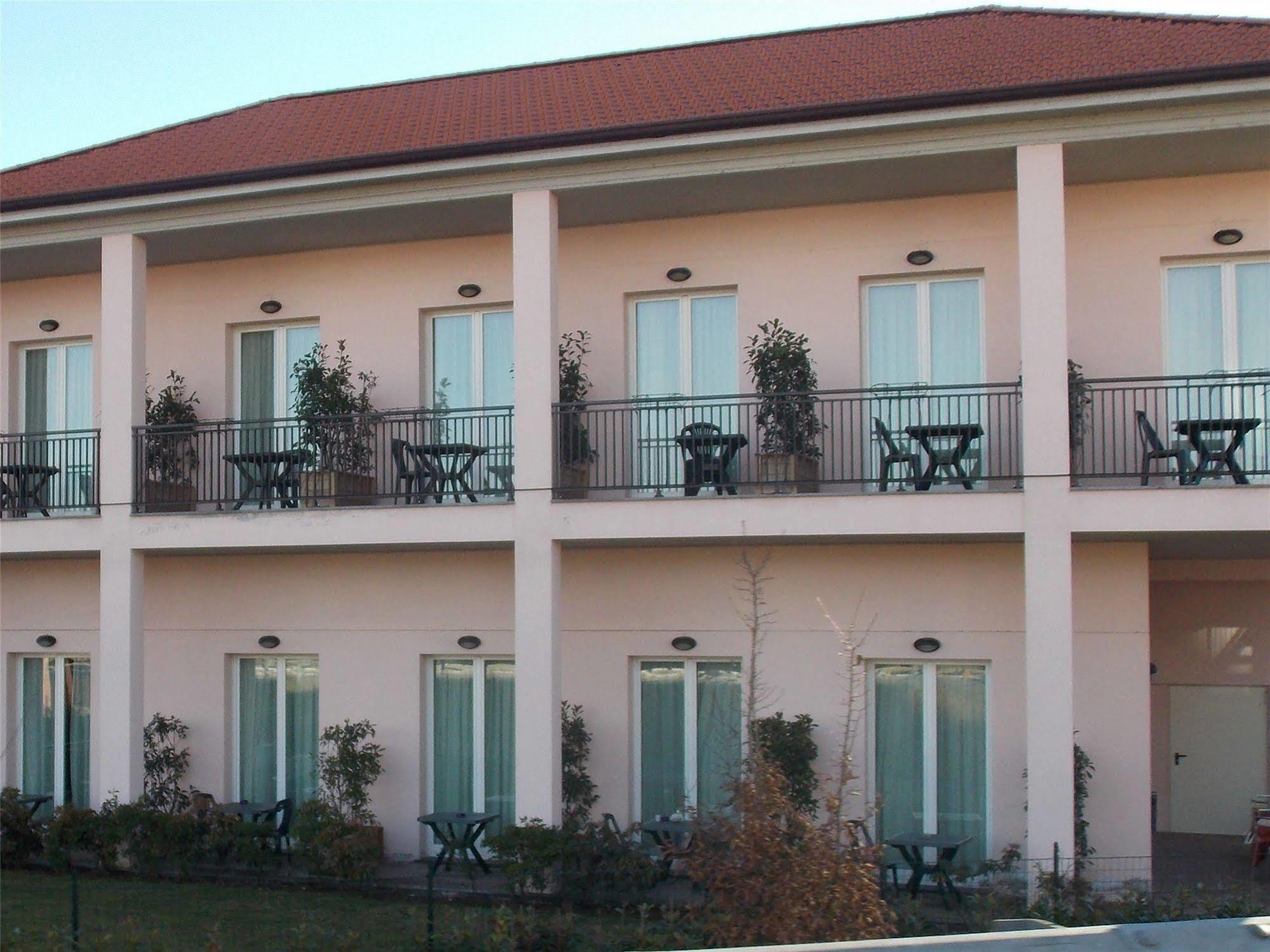 Hotel David Sesto Calende Bagian luar foto