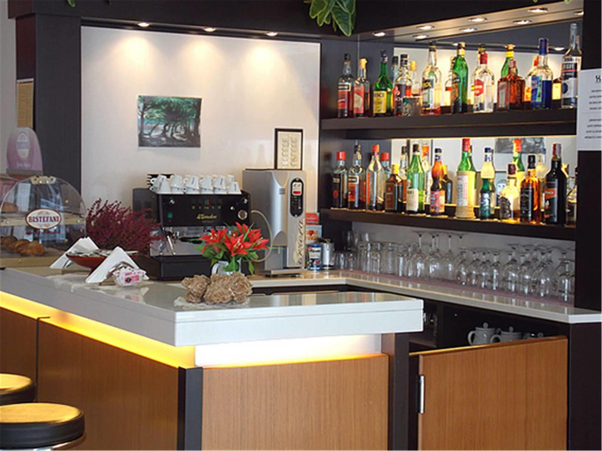 Hotel David Sesto Calende Bagian luar foto